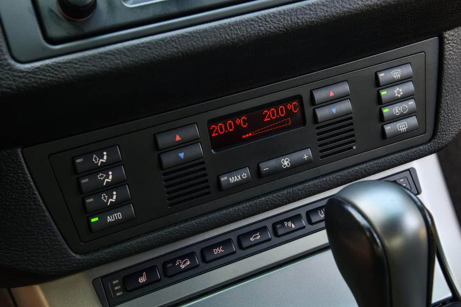 Детали интерьера BMW X5 4.8is 2004 года  (NA) (фото 47 из 73)